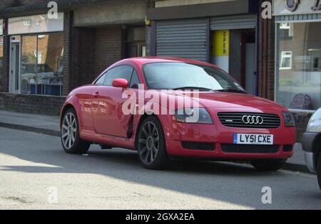 Jack Ryder, der mit Kym-Sumpf eine harte Zeit durchmacht, ließ seinen Audi TT nach dem Zerschlagen von Seitenflügel und Tür immer noch nicht reparieren. Er fuhr schnell in der Nähe ihres Hauses in St. Albans. Stockfoto