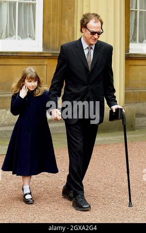 Der sechziger Jahre-Sänger Ray Davies, 59, von der Band The Kinks mit seiner Tochter Eva, 7 Jahre alt, nachdem er einen CBE für Verdienste um Musik in der Neujahrshonoreliste erhalten hatte. Stockfoto