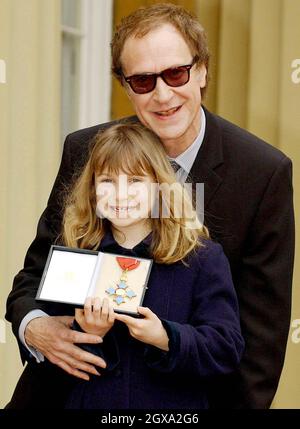 Der sechziger Jahre-Sänger Ray Davies, 59, von der Band The Kinks mit seiner Tochter Eva, 7 Jahre alt, nachdem er einen CBE für Verdienste um Musik in der Neujahrshonoreliste erhalten hatte. Stockfoto