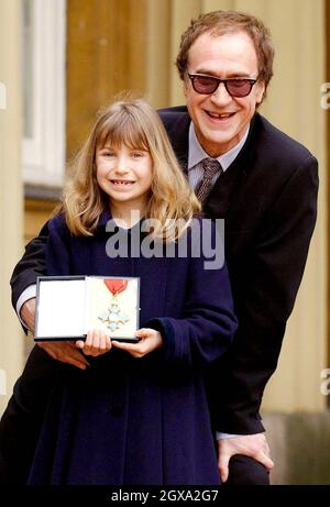 Der sechziger Jahre-Sänger Ray Davies, 59, von der Band The Kinks mit seiner Tochter Eva, 7 Jahre alt, nachdem er einen CBE für Verdienste um Musik in der Neujahrshonoreliste erhalten hatte. Stockfoto