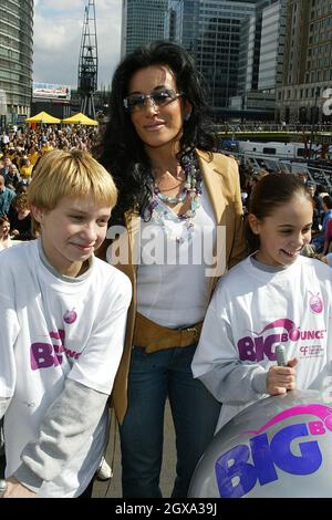 Nancy Dell'Olio beim Mittagessen macht sich Spaß für die Celebs und Londoner, während sie „für Großbritannien springen“ und in das Guiness Book of Records eintauchen. Stockfoto