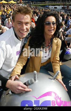 Nancy Dell'Olio beim Mittagessen macht sich Spaß für die Celebs und Londoner, während sie „für Großbritannien springen“ und in das Guiness Book of Records eintauchen. Stockfoto