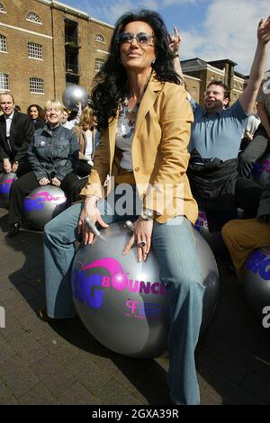 Nancy Dell'Olio beim Mittagessen macht sich Spaß für die Celebs und Londoner, während sie „für Großbritannien springen“ und in das Guiness Book of Records eintauchen. Stockfoto