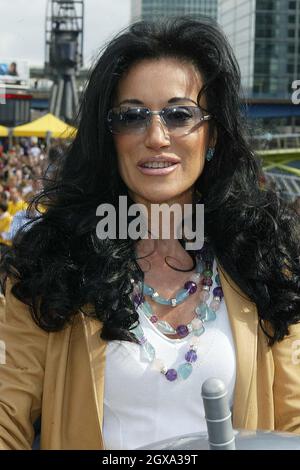 Nancy Dell'Olio beim Mittagessen macht sich Spaß für die Celebs und Londoner, während sie „für Großbritannien springen“ und in das Guiness Book of Records eintauchen. Stockfoto