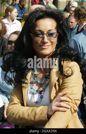 Nancy Dell'Olio beim Mittagessen macht sich Spaß für die Celebs und Londoner, während sie „für Großbritannien springen“ und in das Guiness Book of Records eintauchen. Stockfoto