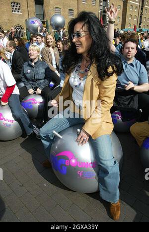 Nancy Dell'Olio beim Mittagessen macht sich Spaß für die Celebs und Londoner, während sie „für Großbritannien springen“ und in das Guiness Book of Records eintauchen. Stockfoto