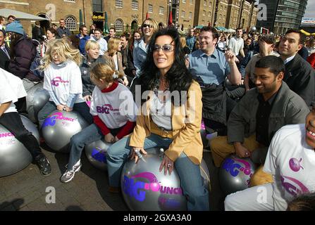 Nancy Dell'Olio beim Mittagessen macht sich Spaß für die Celebs und Londoner, während sie „für Großbritannien springen“ und in das Guiness Book of Records eintauchen. Stockfoto