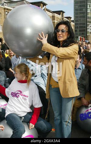 Nancy Dell'Olio beim Mittagessen macht sich Spaß für die Celebs und Londoner, während sie „für Großbritannien springen“ und in das Guiness Book of Records eintauchen. Stockfoto