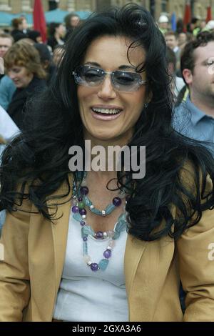 Nancy Dell'Olio beim Mittagessen macht sich Spaß für die Celebs und Londoner, während sie „für Großbritannien springen“ und in das Guiness Book of Records eintauchen. Stockfoto