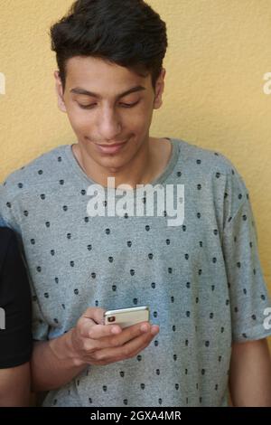Porträt eines trendigen Studenten oder jungen Geschäftsmanns aus dem Nahen Osten Stockfoto