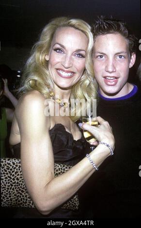 Jerry Hall und ihr Sohn James bei der Aftershow-Party für The Graduate, dem Stück, in dem Jerry die Hauptrolle spielt. Stockfoto