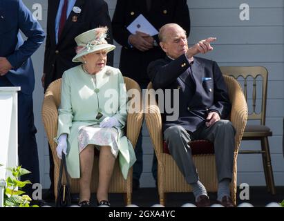 Königin Elizabeth II und der Herzog von Edinburgh sehen sich bei seinem ersten öffentlichen Ausflug seit seinem Krankenhausaufenthalt eine Parade der British Driving Society während des Bentley Motors Royal Windsor Cup Finales am 25. Juni 2017 im Guards Polo Club im Windsor Great Park an. Stockfoto