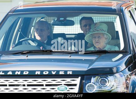 Königin Elizabeth II. Und der Herzog von Edinburgh kommen in seinem ersten öffentlichen Ausflug seit seinem Krankenhausaufenthalt mit dem Auto an, um am 25. Juni 2017 am Finale des Bentley Motors Royal Windsor Cup im Guards Polo Club im Windsor Great Park teilzunehmen. Stockfoto