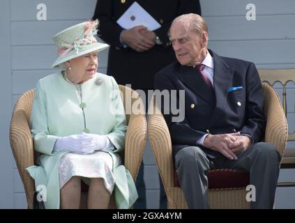 Königin Elizabeth II und der Herzog von Edinburgh sehen sich bei seinem ersten öffentlichen Ausflug seit seinem Krankenhausaufenthalt eine Parade der British Driving Society während des Bentley Motors Royal Windsor Cup Finales am 25. Juni 2017 im Guards Polo Club im Windsor Great Park an. Stockfoto