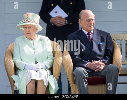 Königin Elizabeth II und der Herzog von Edinburgh sehen sich bei seinem ersten öffentlichen Ausflug seit seinem Krankenhausaufenthalt eine Parade der British Driving Society während des Bentley Motors Royal Windsor Cup Finales am 25. Juni 2017 im Guards Polo Club im Windsor Great Park an. Stockfoto