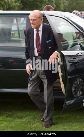 Der Herzog von Edinburgh kommt bei seinem ersten öffentlichen Ausflug seit seinem Krankenhausaufenthalt mit dem Auto an, um am 25. Juni 2017 am Finale des Bentley Motors Royal Windsor Cup im Guards Polo Club im Windsor Great Park teilzunehmen. Stockfoto
