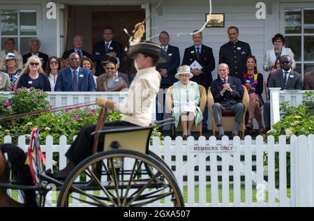 Königin Elizabeth II und der Herzog von Edinburgh sehen sich bei seinem ersten öffentlichen Ausflug seit seinem Krankenhausaufenthalt eine Parade der British Driving Society während des Bentley Motors Royal Windsor Cup Finales am 25. Juni 2017 im Guards Polo Club im Windsor Great Park an. Stockfoto