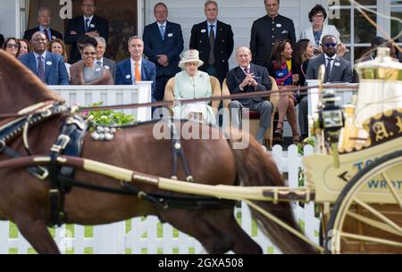 Königin Elizabeth II und der Herzog von Edinburgh sehen sich bei seinem ersten öffentlichen Ausflug seit seinem Krankenhausaufenthalt eine Parade der British Driving Society während des Bentley Motors Royal Windsor Cup Finales am 25. Juni 2017 im Guards Polo Club im Windsor Great Park an. Stockfoto