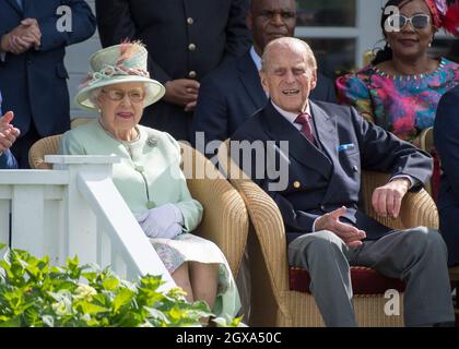 Königin Elizabeth II und der Herzog von Edinburgh sehen sich bei seinem ersten öffentlichen Ausflug seit seinem Krankenhausaufenthalt eine Parade der British Driving Society während des Bentley Motors Royal Windsor Cup Finales am 25. Juni 2017 im Guards Polo Club im Windsor Great Park an. Stockfoto