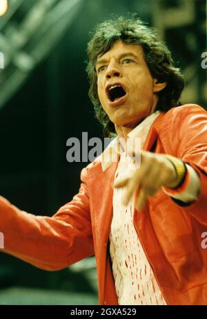 Mick Jagger von den Rolling Stones tritt live im Londoner Wembley auf, auf ihrer Bridges to Babylon Tour. Stockfoto