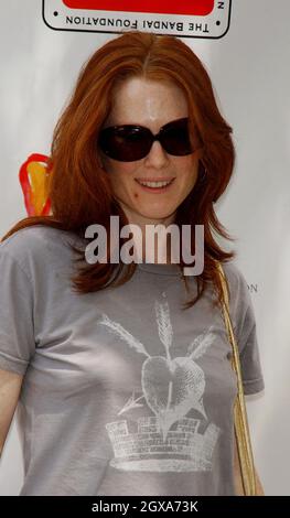 Juliane Moore und seine Familie beim 2004 Kids for Kids Celebrity Carnival zugunsten der Elizabeth Glaser Pediatric AIDS Foundation. Stockfoto