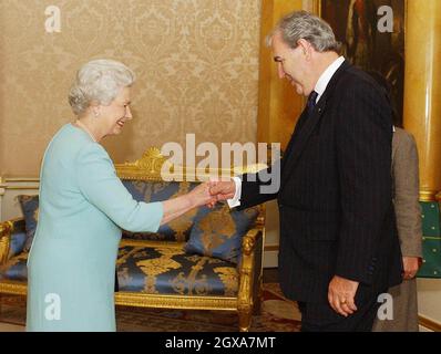 Die britische Königin Elizabeth II empfängt den Gouverneur von Tasmanien, Herrn Richard Butler, im Buckingham Palace, London. Stockfoto