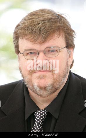 Michael Moore beim Fotocall für seinen neuen Film Fahrenheit 911, Teil der Filmfestspiele von Cannes 2004. Doug Peters/allactiondigital. Stockfoto