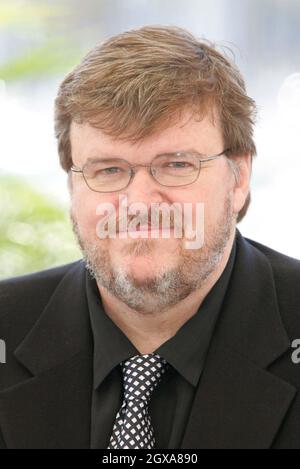 Michael Moore beim Fotocall für seinen neuen Film Fahrenheit 911, Teil der Filmfestspiele von Cannes 2004. Doug Peters/allactiondigital. Stockfoto