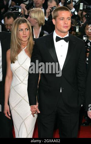 Brad Pitt und Jennifer Aniston bei der Galavorführung seines Films Troy auf den Filmfestspielen in Cannes. Stockfoto