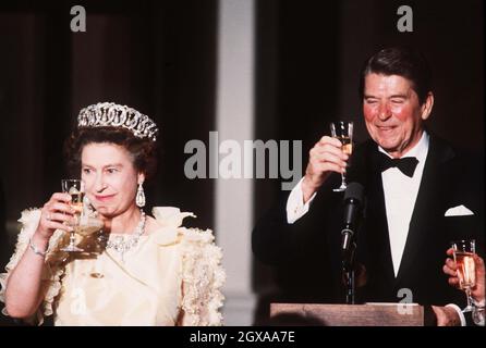 Die Königin trägt Tiara und Diamanten mit dem ehemaligen US-Präsidenten Ronald Reagan bei einem Bankett in San Francisco, USA, 1983. Stockfoto