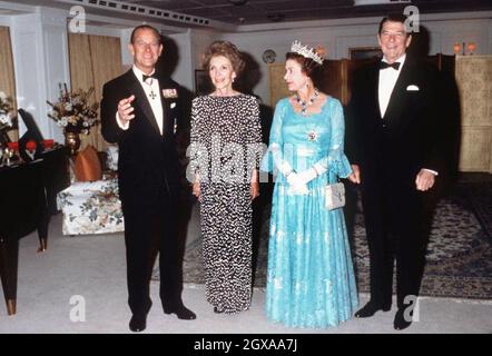 Die Königin und der Herzog von Edinburgh über Britannia mit dem ehemaligen US-Präsidenten Ronald Reagan und seiner Frau Nancy Reagan im Jahr 1983. Stockfoto