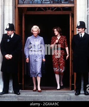 Dianas Mutter, Frances Shand Kydd, mit Dianas Schwester Sarah McCorquodale am 21. Juni 1982 nach der Geburt von Prinz William im St. Mary's Hospital in London. Stockfoto