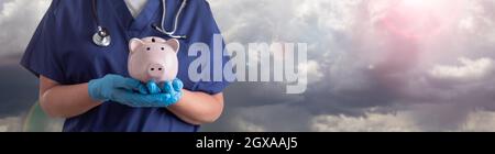 Arzt oder Krankenschwester tragen OP-Handschuhe halten Piggy Bank über Wolken Banner. Stockfoto