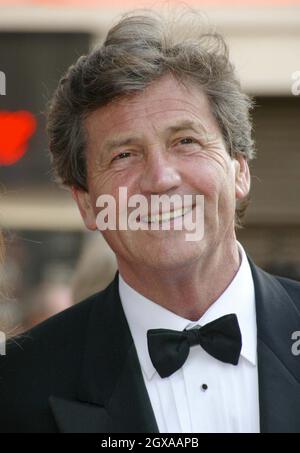 Melvin Bragg bei der Benefizgala von Mamma Mia! Die im renovierten Prince of Wales Theater im Londoner West End stattfand. Stockfoto