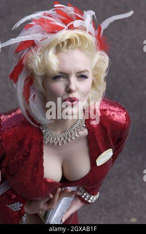 Ein Marilyn Monroe-Doppelgänger nimmt am ersten Tag von Royal Ascot auf der Ascot Racecourse am 15. Juni 2004 in Berkshire, England, Teil. Die Veranstaltung ist seit 1711 mit Queen Anne einer der Höhepunkte des Renn- und Gesellschaftskalenders, und die königliche Schirmherrschaft wird heute mit einer täglich vor den Tribünen stattfindenden königlichen Prozession fortgesetzt. *** Lokale Bildunterschrift *** XXXX Stockfoto