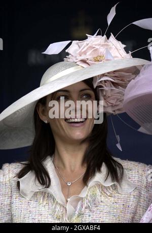 Liz Hurley nimmt am dritten Tag von Royal Ascot an der Ascot Racecourse in Berkshire, England, Teil. Die Veranstaltung gehört seit 1711 zu den Höhepunkten des Renn- und Sozialkalenders und die königliche Schirmherrschaft wird heute mit einer täglichen Royal Prozession vor den Tribünen fortgesetzt. Anwar Hussein/allactiondigital.com *** Lokale Bildunterschrift *** XXXX Stockfoto