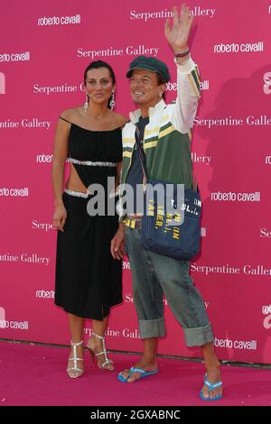 Nicky Haslam und sein Begleiter bei der Ankunft auf der Sommerparty der Serpentine Gallery, Hyde Park, London. Stockfoto