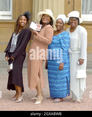 Die stellvertretende Vorsitzende von Sport England, Tessa Sanderson, mit ihrer Familie, nachdem sie bei einer Investiturfeier im Buckingham Palace, London, einen CBE von der Queen erhalten hatte. Stockfoto