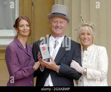 Chris Tarrant mit seiner Frau Indgid auf der rechten Seite und Tochter Helen auf der linken Seite, nachdem er bei einer Investiturzeremonie im Buckingham Palace, London, eine OBE von der HM Queen erhalten hatte. Stockfoto