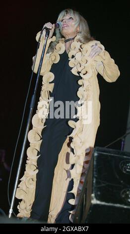 Die Popsängerin Nancy Sinatra, die Tochter von Frank, tritt im Rahmen des Kunst- und Musikfestivals Meltdown 2004 von Morrissey in der Royal Festival Hall in London auf der Bühne auf. Stockfoto