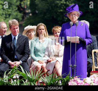 Der Bruder der verstorbenen Prinzessin Diana, Earl Spencer, hört mit seiner Frau Caroline und Kultursekretärin Tessa Jowell zu, während Queen Elizabeth im Hyde Park in London einen Gedenkbrunnen für Diana enthüllt. Stockfoto