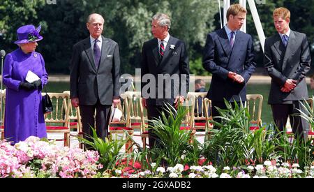 Die britische Königin Elizabeth steht mit ihrem Mann Prinz Philip, dem Sohn Prinz Charles und den Enkeln Princes William und Harry während der Enthüllung eines Gedenkbrunnens, der der verstorbenen Prinzessin Diana gewidmet ist, im Hyde Park in London. Stockfoto