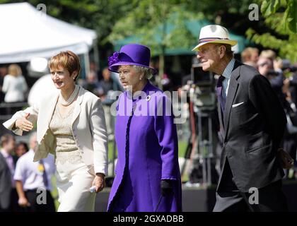 Königin Elizabeth II, die Herzogin von Edinburgh (R) und Tessa Jowell, Staatssekretärin für Kulturmedien und Sport, nehmen an der Enthüllung eines Brunnens Teil, der in Erinnerung an Diana, Prinzessin von Wales, im Londoner Hyde Park errichtet wurde. Die Schaffung von Â£Millionen 3.6 an der Seite des Serpentins wurde von Kontroversen umgeben - mit Verzögerungen und einer Überlaufung des Budgets um Â£600,000. Die Prinzessin starb bei einem Autounfall in Paris im August 1997. Stockfoto