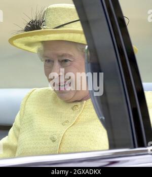 Königin Elizabeth II. Verlässt die Kondor-Basis der Royal Marines in Arbroath nach einem Treffen mit Mitgliedern der 45 Commando Unit . Stockfoto