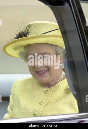 Königin Elizabeth II. Verlässt die Kondor-Basis der Royal Marines in Arbroath nach einem Treffen mit Mitgliedern der 45 Commando Unit . Stockfoto