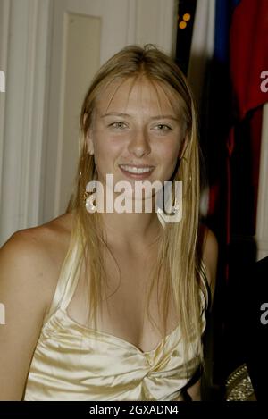 Maria Sharapova, Meisterin der Dameneinzel 2004, beim Wimbledon Champion's Ball im Savoy Hotel, London. Stockfoto