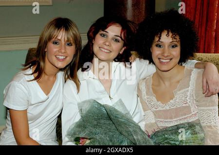 Emma Hunting, Gewinnerin von La Redoute Miss More 2004, mit Cheri Prince (rechts), der Zweiter wurde, und Clare Browlee (links), die auf dem Portman Square in London Dritter wurde. Stockfoto