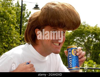 Phil Tufnell startet die neue Werbekampagne von Foster's Tuffer's Bush Trial im Walkabout Inn, Temple Place in London. Stockfoto