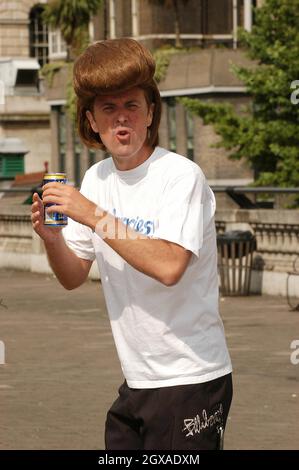 Phil Tufnell startet die neue Werbekampagne von Foster's Tuffer's Bush Trial im Walkabout Inn, Temple Place in London. Stockfoto