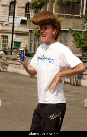 Phil Tufnell startet die neue Werbekampagne von Foster's Tuffer's Bush Trial im Walkabout Inn, Temple Place in London. Stockfoto